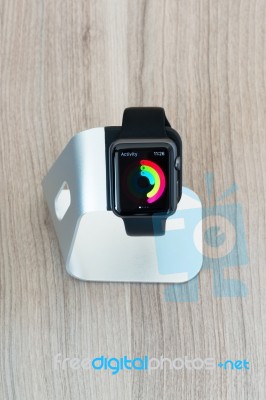 Apple Watch In Stand Displaying Mediocre Daily Activities Stock Photo