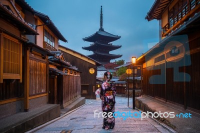 Asian Woman Wearing Japanese Traditional Kimono At Yasaka Pagoda And Sannen Zaka Street In Kyoto, Japan Stock Photo