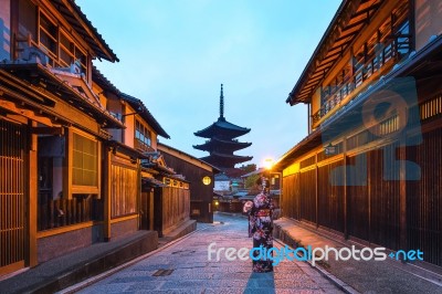 Asian Woman Wearing Japanese Traditional Kimono At Yasaka Pagoda And Sannen Zaka Street In Kyoto, Japan Stock Photo