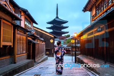 Asian Woman Wearing Japanese Traditional Kimono At Yasaka Pagoda And Sannen Zaka Street In Kyoto, Japan Stock Photo