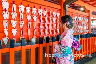 Asian Women Wearing Japanese Traditional Kimono Visiting The Beautiful In Fushimi Inari Shrine In Kyoto, Japan Stock Photo