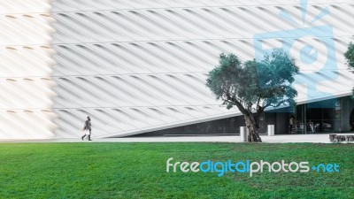 August 9, 2016 - Los Angeles, Usa: People Walk Through Green Park Beside Of The Broad, A New Contemporary Art In Downtown City Los Angeles Stock Photo