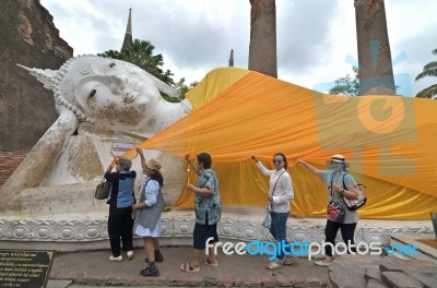 Ayutthaya,thailand, - September, 18, 2016 : Unidentified Name Tourist To Visit At Reclining Buddha In Wat Yai Chaimongkol Temple Is In The City Of Ayutthaya Which Is A Popular Tourist.thailand Stock Photo