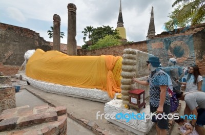 Ayutthaya,thailand, - September, 18, 2016 : Unidentified Name Tourist To Visit At Reclining Buddha In Wat Yai Chaimongkol Temple Is In The City Of Ayutthaya Which Is A Popular Tourist.thailand Stock Photo