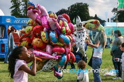 Balloon Seller Selling Her Balloons At Lloyd Park In Croydon Sur… Stock Photo