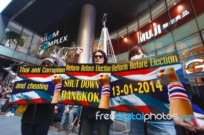 Bangkok-jan 13: Unidentified Thai Protesters Raise Banners To Re… Stock Photo