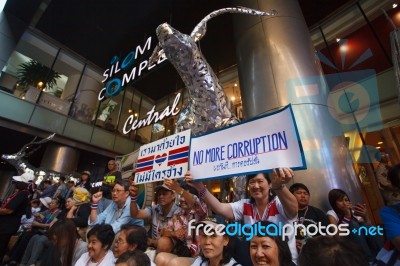 Bangkok-jan 13: Unidentified Thai Protesters Raise Banners To Re… Stock Photo