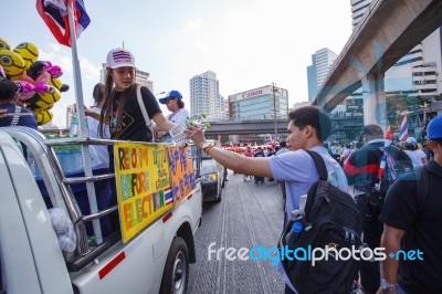 Bangkok-jan 13: Unidentified Thai Protestors Give Free Drinking Stock Photo