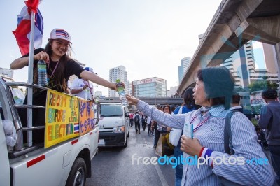 Bangkok-jan 13: Unidentified Thai Protestors Give Free Drinking Stock Photo