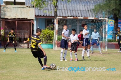 Bangkok, Thailand - Nov 2016: In The Nov 23, 2016. Youth Soccer Match, In Pieamsuwan Elementary School Stock Photo