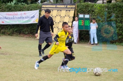 Bangkok, Thailand - Nov 2016: In The Nov 23, 2016. Youth Soccer Match, In Pieamsuwan Elementary School Stock Photo