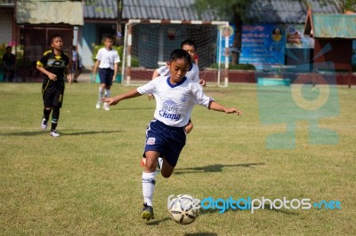 Bangkok, Thailand - Nov 2016: In The Nov 23, 2016. Youth Soccer Match, In Pieamsuwan Elementary School Stock Photo