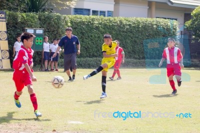 Bangkok, Thailand - Nov 2016: In The Nov 23, 2016. Youth Soccer Match, In Pieamsuwan Elementary School Stock Photo