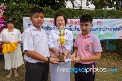 Bangkok, Thailand - Nov 2016: In The Nov 23, 2016. Youth Tug Of War, In Pieamsuwan Elementary School Stock Photo