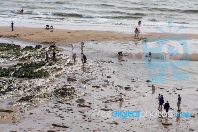 Birling Gap, East Sussex/uk - August 15 : The Brits At Play On T… Stock Photo