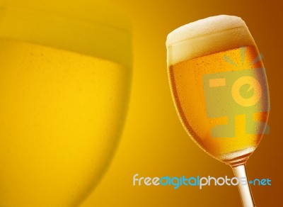 Birra Con Bagliore Dorato Stock Photo