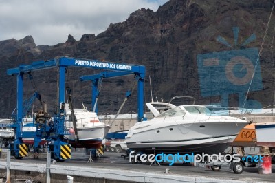 Boat Being Cleaned In Los Gigantes Marina Stock Photo