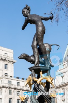 Bronze Statue Of Goddess Diana ( Ej Clack 1952) In Green Park Lo… Stock Photo