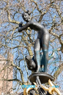 Bronze Statue Of Goddess Diana ( Ej Clack 1952) In Green Park Lo… Stock Photo