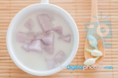 Bua Loi , Thai Dessert With Taro Flour And Coconut Milk Stock Photo