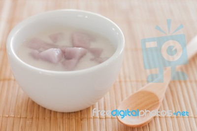 Bua Loi , Thai Dessert With Taro Flour And Coconut Milk Stock Photo