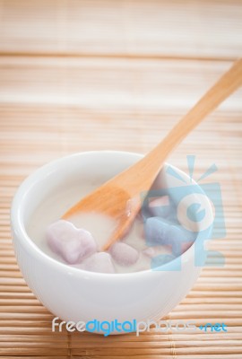 Bua Loi , Thai Dessert With Taro Flour And Coconut Milk Stock Photo