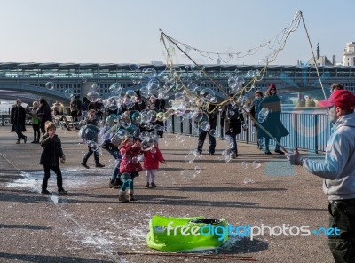 Bubblemaker On The Southbank Of The Thames Stock Photo