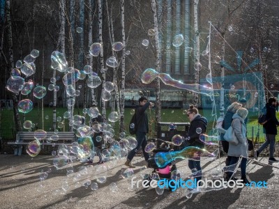 Bubblemaker On The Southbank Of The Thames Stock Photo