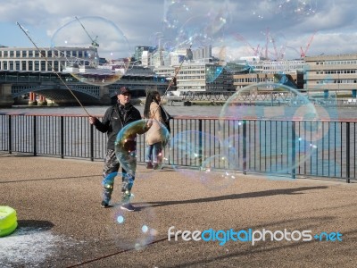 Bubblemaker On The Southbank Of The Thames Stock Photo