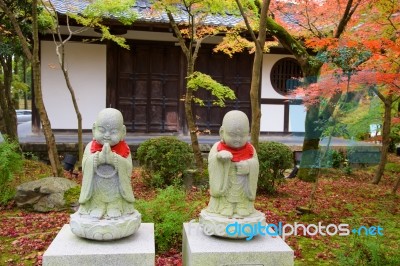 Buddha Statues On Autumn Garden At Eikando, Kyoto Stock Photo