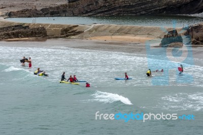 Bude, Cornwall/uk - August 15 : People Learning To Surf At Bude Stock Photo