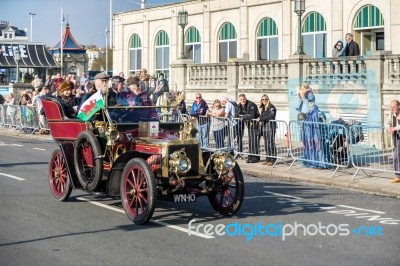 Car Approaching The Finish Line Of The London To Brighton Vetera… Stock Photo