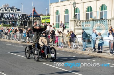 Car Approaching The Finish Line Of The London To Brighton Vetera… Stock Photo