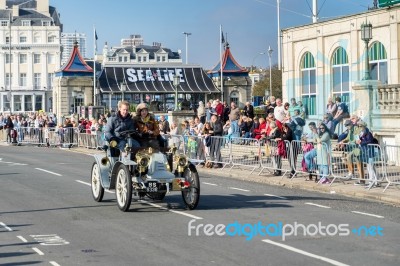 Car Approaching The Finish Line Of The London To Brighton Vetera… Stock Photo