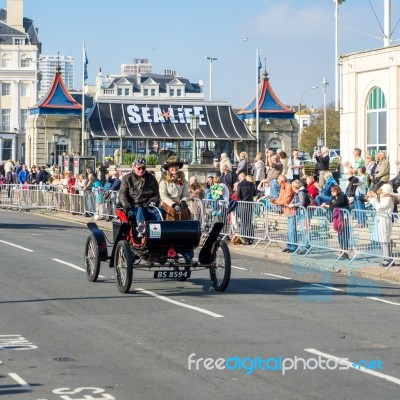 Car Approaching The Finish Line Of The London To Brighton Vetera… Stock Photo