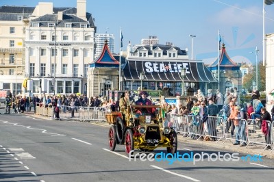 Car Approaching The Finish Line Of The London To Brighton Vetera… Stock Photo