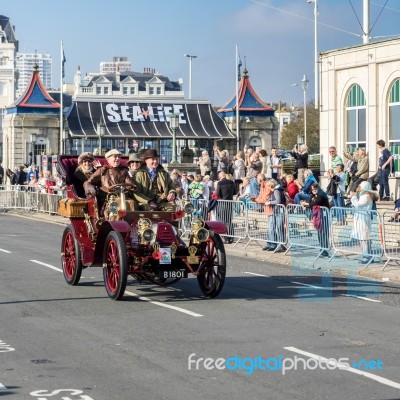 Car Approaching The Finish Line Of The London To Brighton Vetera… Stock Photo