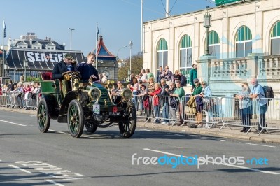 Car Approaching The Finish Line Of The London To Brighton Vetera… Stock Photo