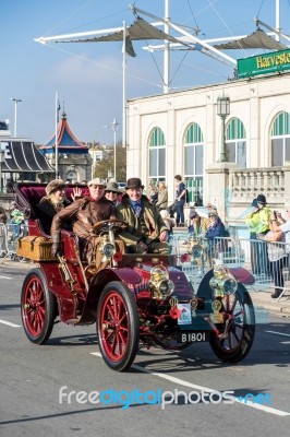 Car Approaching The Finish Line Of The London To Brighton Vetera… Stock Photo