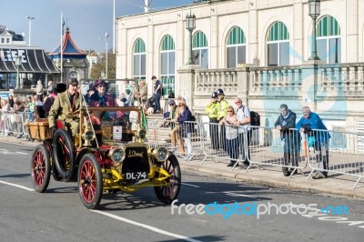 Car Approaching The Finish Line Of The London To Brighton Vetera… Stock Photo