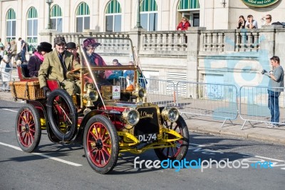 Car Approaching The Finish Line Of The London To Brighton Vetera… Stock Photo