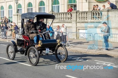 Car Approaching The Finish Line Of The London To Brighton Vetera… Stock Photo