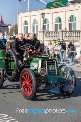 Car Approaching The Finish Line Of The London To Brighton Vetera… Stock Photo