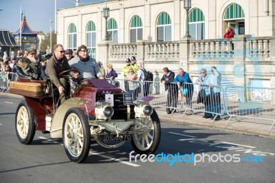 Car Approaching The Finish Line Of The London To Brighton Vetera… Stock Photo