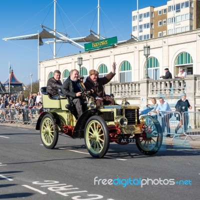 Car Approaching The Finish Line Of The London To Brighton Vetera… Stock Photo