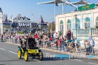 Car Approaching The Finish Line Of The London To Brighton Vetera… Stock Photo