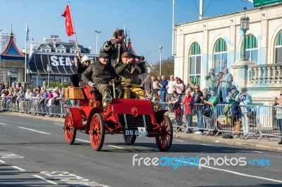 Car Approaching The Finish Line Of The London To Brighton Vetera… Stock Photo