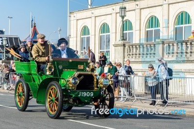 Car Approaching The Finish Line Of The London To Brighton Vetera… Stock Photo