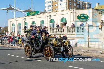 Car Approaching The Finish Line Of The London To Brighton Vetera… Stock Photo