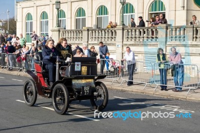 Car Approaching The Finish Line Of The London To Brighton Vetera… Stock Photo